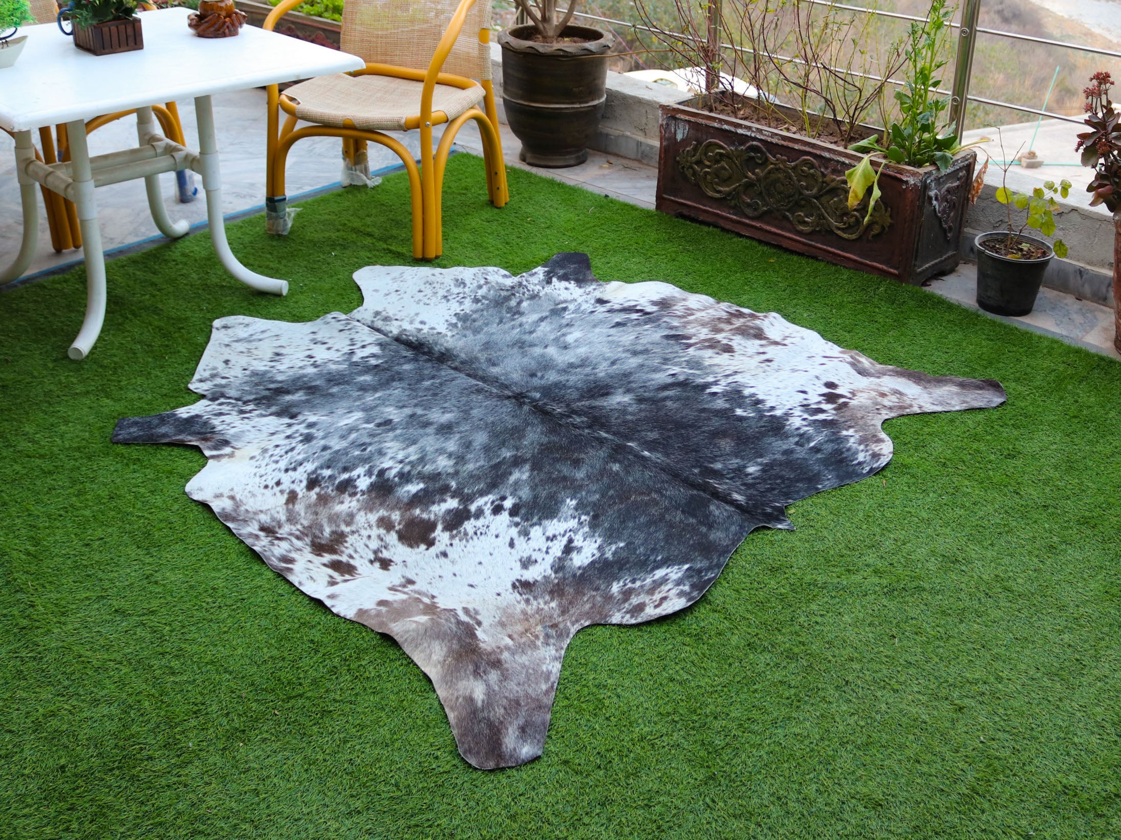 Black and White Cowhide Rug in Salt and Pepper Print